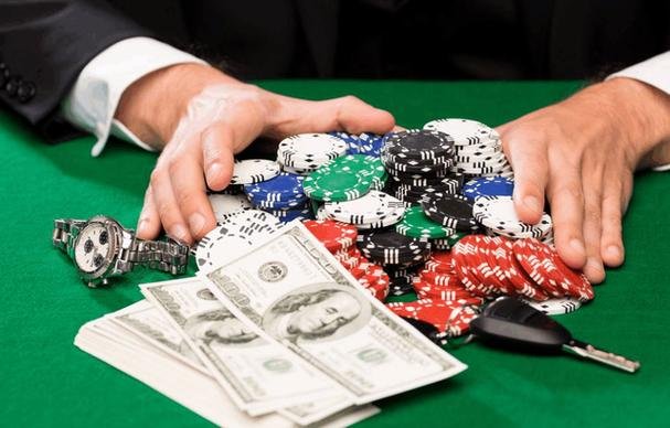 Dealer live casino berinteraksi dengan pemain saat status layanan menunjukkan koneksi stabil