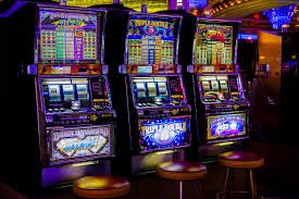 Dealer live casino profesional memandu permainan kartu virtual secara real-time